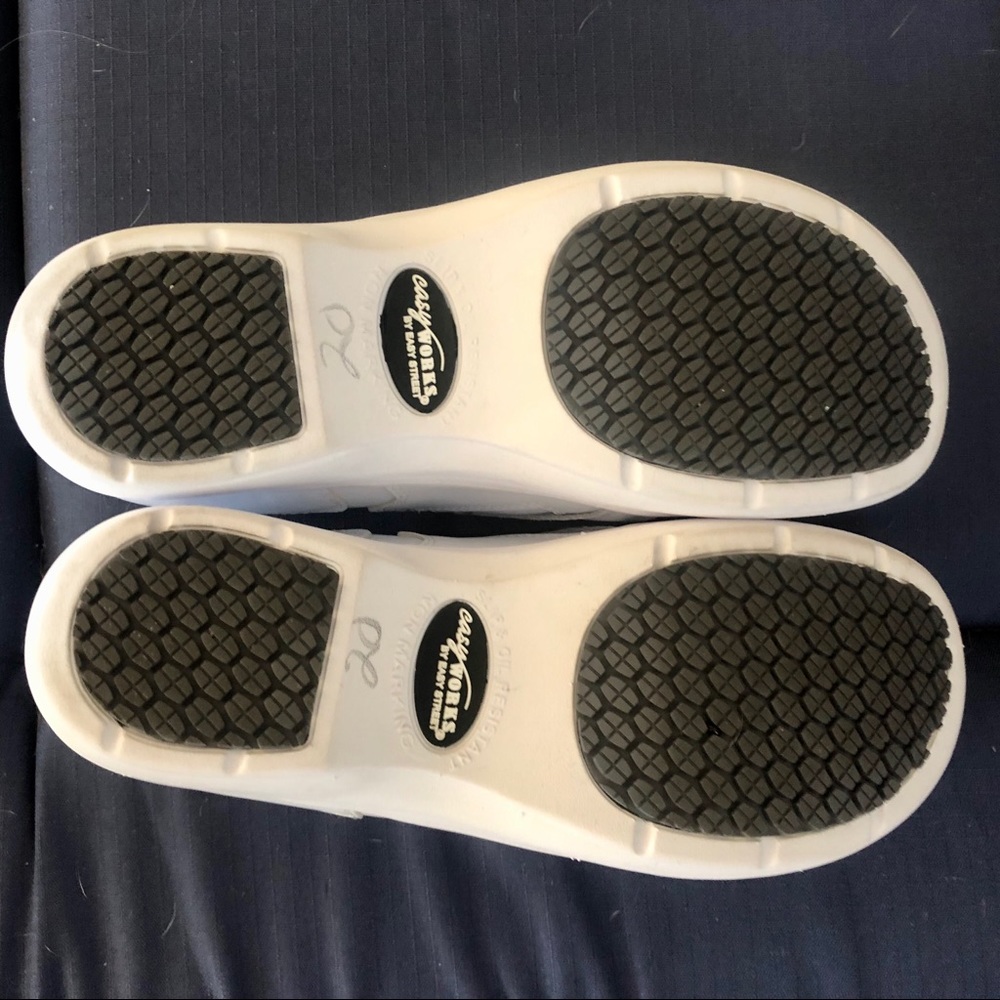 White work shoes/clogs Size 9. Slip resistant. New
